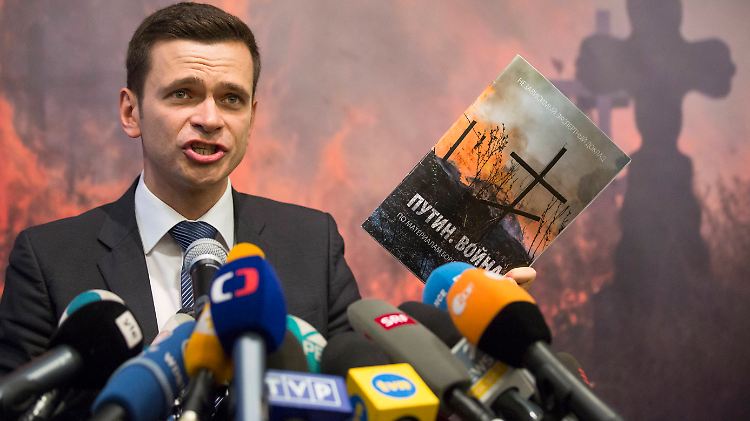 Ilja Jaschin bei der Vorstellung des Berichts "Putin - Krieg".