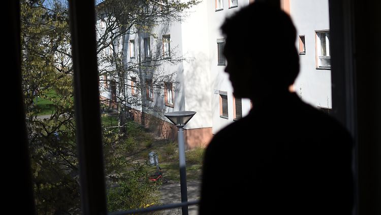 A. oder B. am Fenster seiner Unterkunft. Bislang konnten über 90 Patenschaften mit der Bundeswehr vermittelt werden.