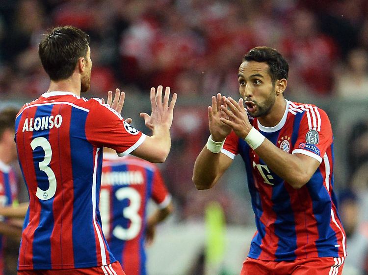 Mehdi Benatia köpfte in der 8. Minute eine Ecke von Xabi Alonso zur Blitzführung des FC Bayern ins Tor des FC Barcelona.