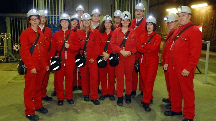 Gruppenfoto im Salzstock: Das war aber auch die einzige Gemeinsamkeit Ausschussmitglieder.
