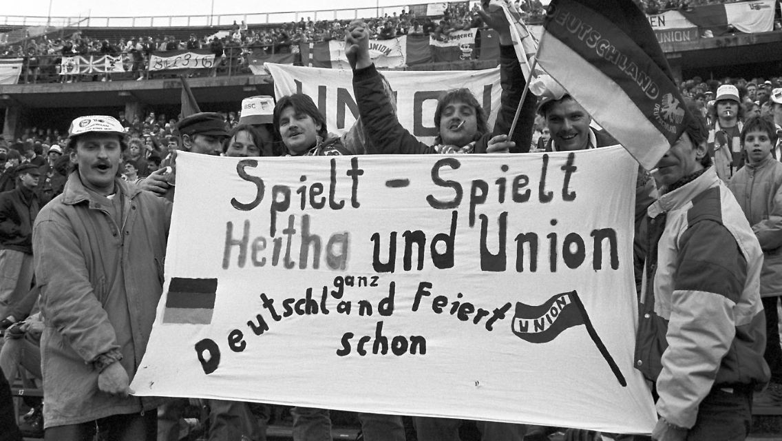 Zuschauer aus beiden Teilen Berlins kamen am 27. Januar 1990 ins Berliner Olympiastadion zum Freundschaftsspiel zwischen Hertha BSC und dem 1. FC Union Berlin. Damals siegte Hertha mit 2:1 (1:1).