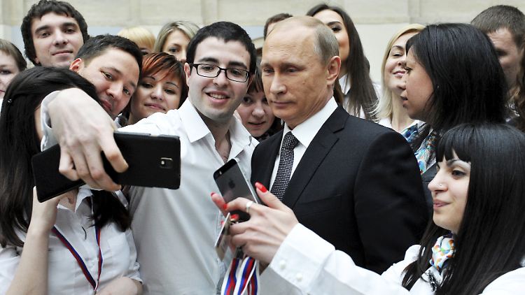 Putin mit einigen Russen nach seiner Fernsehsprechstunde im April