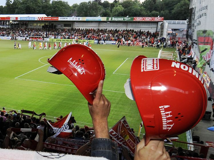 Helme sind beim ersten Stadtderby nur vonnöten, um den Gegner an das liebevoll selbst umgebaute Stadion zu erinnern.