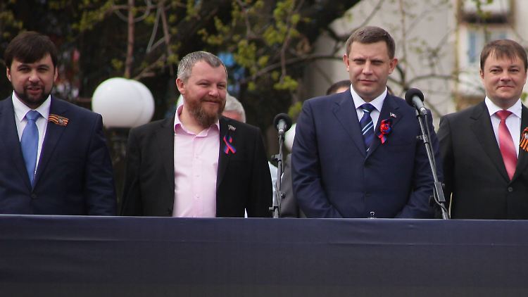 Haben sich zum einjährigen Geburtstag schick gemacht: die Führung der prorussischen Separatisten um Alexander Sachartschenko.