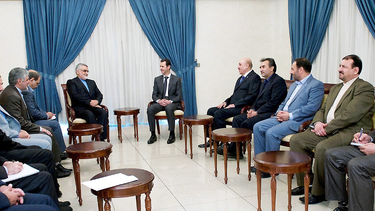 Assad (M.) spricht mit dem iranischen Delegationsleiter Boroujerdi (l.) Rechts neben Assad sitzt Mamluk. Bei dem Gespräch ging es um Außenpolitik und nationale Sicherheit.