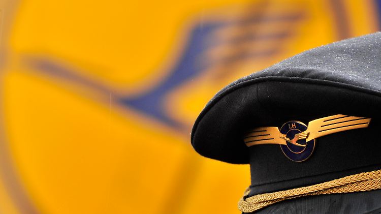 Als Reaktion auf die wachsende Billig-Konkurrenz baut Lufthansa den ganzen Konzern um. 