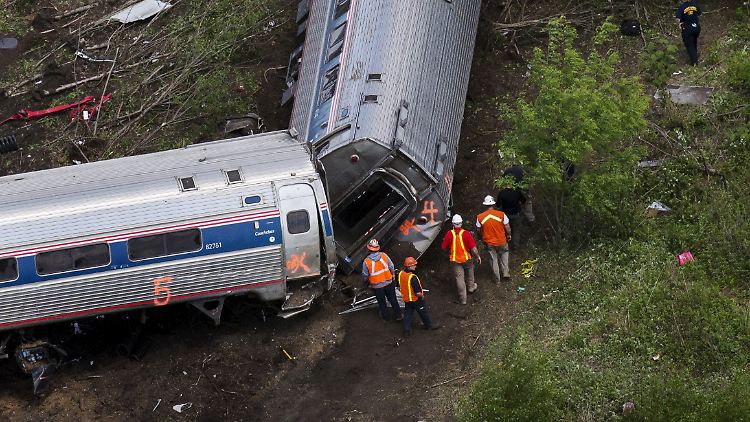 Das Unglück entfacht eine neue Diskussion über den Zustand des teils maroden US-Schienennetzes und die Finanzierung der Bahngesellschaft Amtrak.