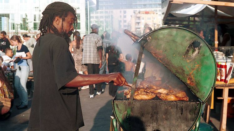 Mitten in Berlin: Grillen im Jamaika-Style im Yaam-Club an der Spree.
