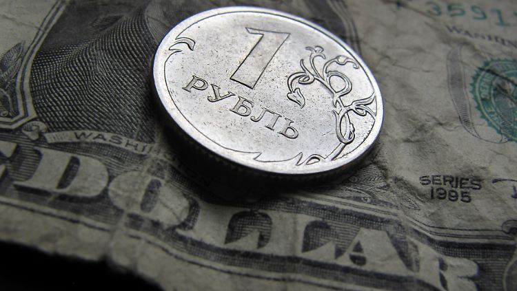 Seinen "Tiefpunkt" - hier als Spitze deutlich - hatte der Rubel Ende Januar. Damals mussten 72 Rubel je Dollar gezahlt werden.