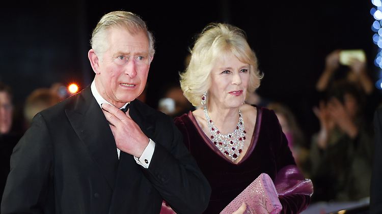 Prinz Charles mit seiner Frau Camilla vor einer Filmpremiere in London.