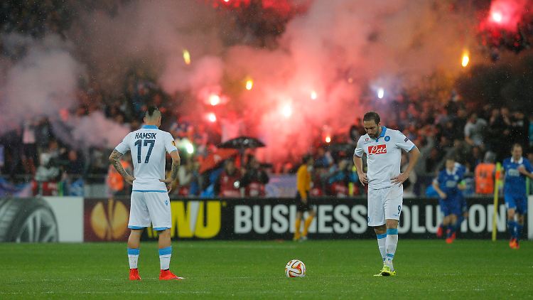 Bedröppelt: Neapels Stars Marek Hamsik und Gonzalo Higuain nach dem Rückstand im Halbfinal-Rückspiel der Europa League bei Dnjepr Dnjepropetrowsk.