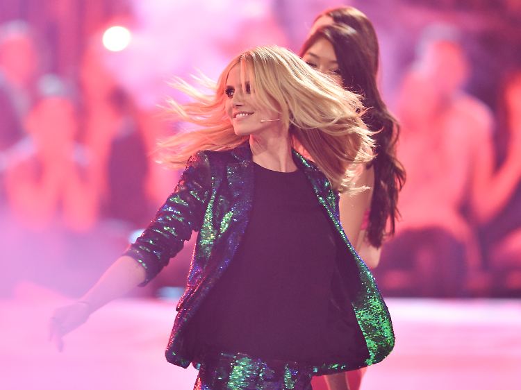 Da war noch alles in Ordnung: Mit gekonntem Haarschwung wirbelte Heidi Klum über die GNTM-Bühne.