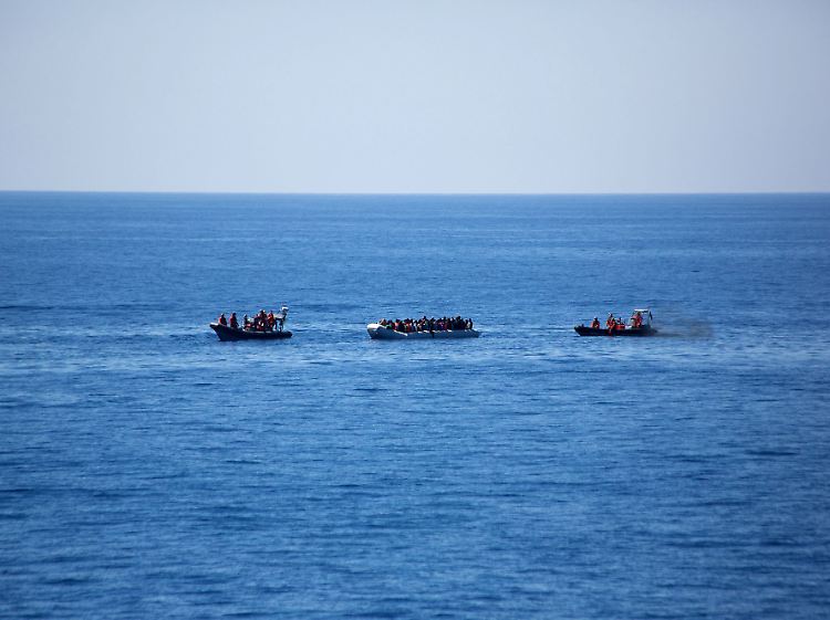 Beiboote der deutschen Fregatte nähern sich einem Schlauchboot: Spätestens wenn das Wetter umschlägt, wären die Flüchtlinge ohne Hilfe verloren gewesen.