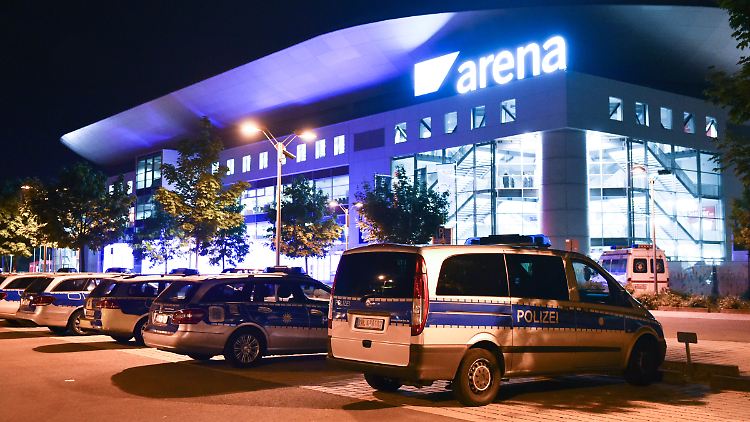 Großeinsatz am GNTM-Veranstaltungsort: Die Evakuierung der SAP-Arena läuft reibungslos.
