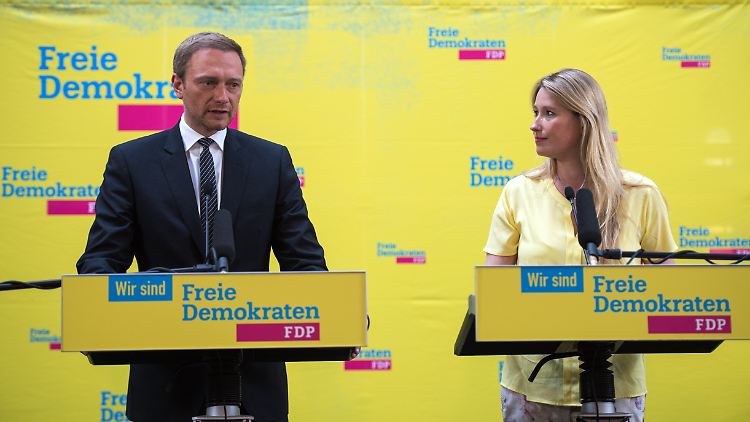 FDP-Parteichef Christian Lindner, hier nach der Bremen-Wahl mit der Spitzenkandidatin der Bremer FDP, Lencke Steiner (r.) im Thomas-Dehler-Haus.