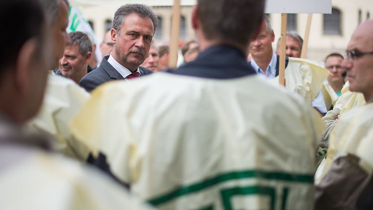 Claus Weselsky mit streikenden Lokührern (Archivbild).