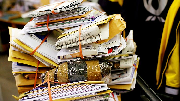 In vielen Gegenden stapeln sich die Postsendungen.