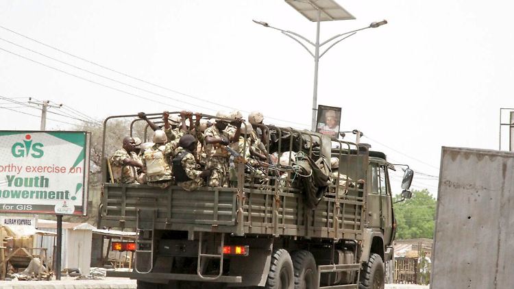 Nigerianische Soldaten sollen die Bevölkerung beschützen.