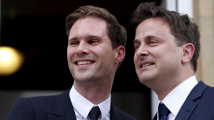 Xavier Bettel (r.) mit seinem Ehepartner, dem Belgier Gauthier Destenay