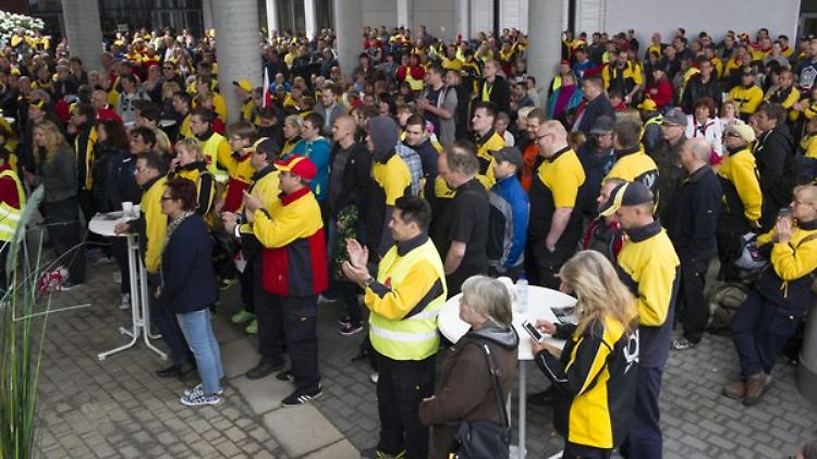 Mitarbeiter der Deutschen Post und des Paketzustellers DHL bei einer Streikversammlung in Berlin.