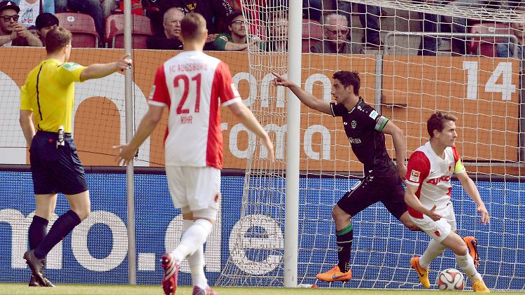 Captain, my Captain: H96-Kapitän Lars Stindl schoss die Niedersachsen zum Sieg in Augsburg und damit vorerst aus der Abstiegszone.