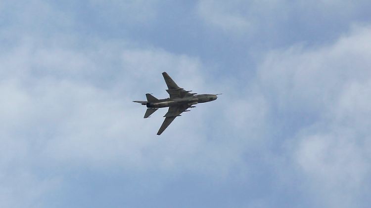 Die türkische Luftwaffe - im Bild ein Kampfflugzeug über syrischem Gebiet - ist wegen des Syrienkriegs seit Jahren in Alarmbereitschaft.