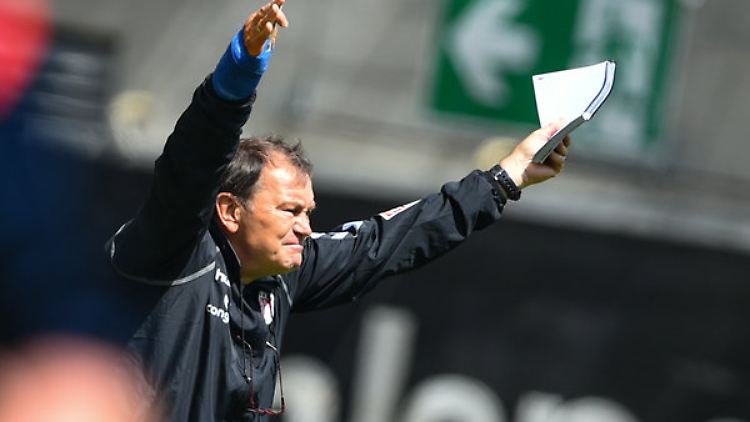 Trotz 21 Punkten in 15 Rückrundenspielen zittert St.Pauli-Trainer Ewald Lienen mit seinem Klub um den Klassenerhalt.