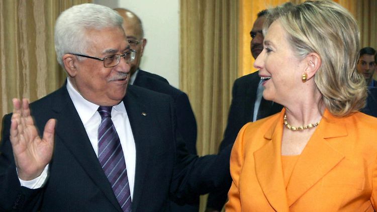 Clinton scherzt mit Abbas bei der Ankunft in Ramallah.