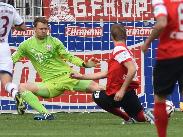 Ein Tor, das für Diskussionen in der Liga sorgt: Der Freiburger Nils Petersen erzielt in letzter Sekunde den Siegtreffer gegen Bayern München.