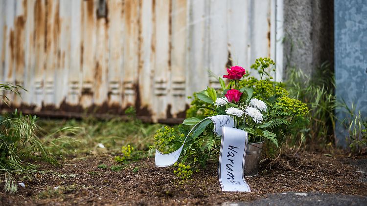 Hinter diesem verrosteten Garagentor entdeckt die Polizei die Leiche der Frau.