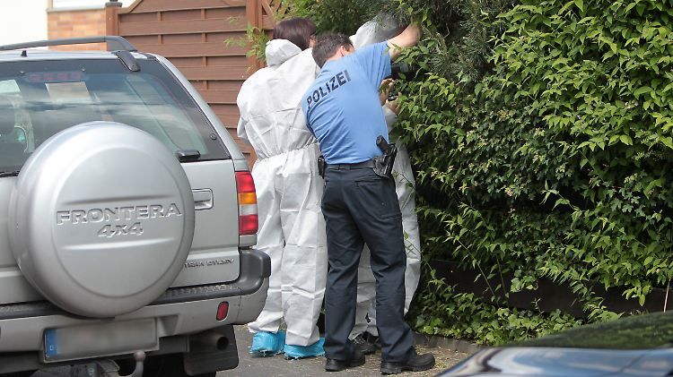 Die Spurensicherung am Tatort vor dem Haus des Rentners in Rodgau.
