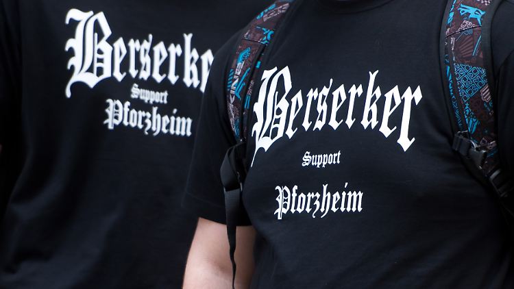 Auch Mitglieder der rechten Gruppierung "Berserker Pforzheim" waren unter den Teilnehmern der Pegida-Demonstration.
