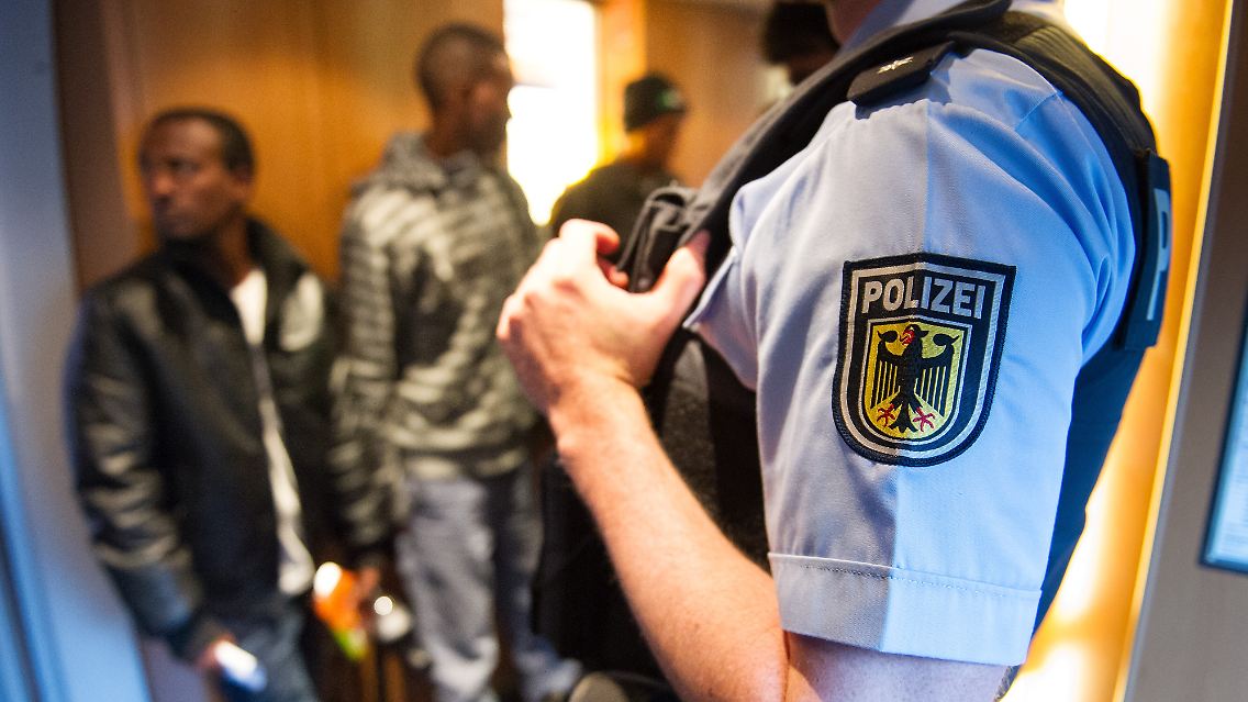 Ein Beamter der Bundespolizei wird verdächtigt, Flüchtlinge in Polizeigewahrsam misshandelt zu haben (Symbolbild).