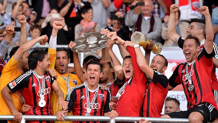 Im Audi-Sportpark bekam der FC Ingolstadt die Zweitliga-Meisterschale überreicht.