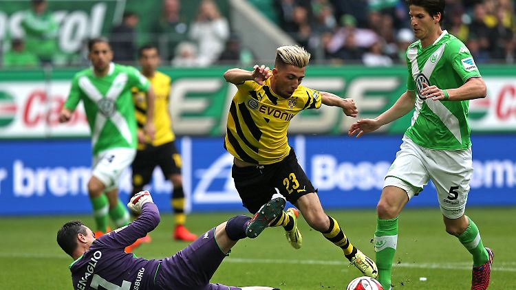 Elfmeter: Wolfsburgs Torhüter Diego Benaglio foult den Dortmunder Kevin Kampl. Doch eine Rote Karte zeigte Schiedsrichter Marco Fritz nicht.