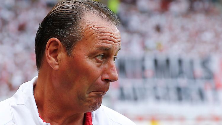 "Die Spieler dürfen nur Essen und Trinken, das andere habe ich verboten": Huub Stevens.
