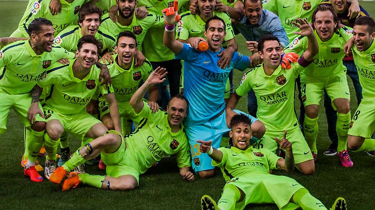 So sehen Sieger aus: Der FC Barcelona feiert in Madrid.
