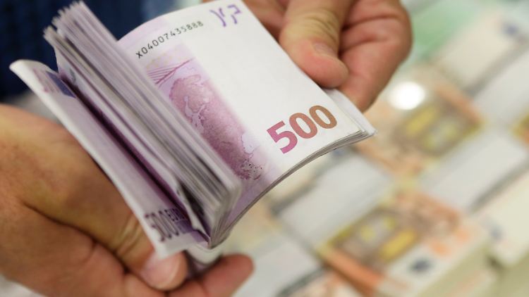 Die Bundesregierung denkt darüber nach, Bargeldzahlungen einzuschränken.