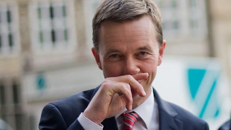 Bernd Lucke stellt der AfD ein Ultimatum: Unterstützt meinen Kurs oder ich gehe.