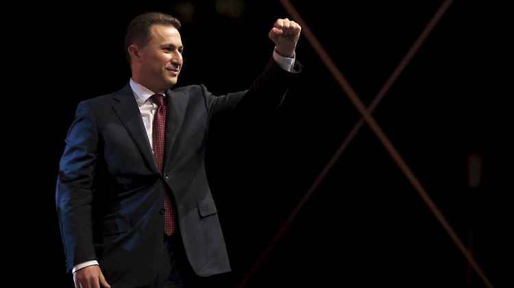So grüßt Mazedoniens Regierungschef seine Unterstützter: Premier Nikola Gruevski.