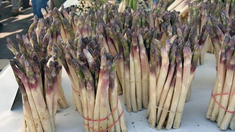 Violetter Bleichspargel auf einem Markt in Nizza: Die Franzosen lieben ihn!