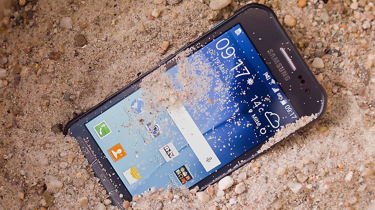 Ein Bad im Sand macht dem Xcover 3 nichts aus. 