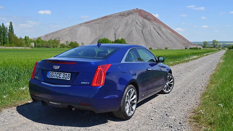 Das breite Heck, die zentrierten Endrohre und die senkrechten Leuchten geben auch dem Hinterteil des Cadillac ATS Coupé etwas ganz Eigenes.