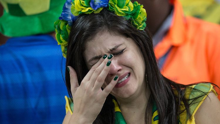 Lass es raus, Larissa: Die Lieblingsmannschaft dieser Dame ist zwar nicht abgestiegen - hat aber im Halbfinale der WM mit 1:7 gegen Deutschland verloren.