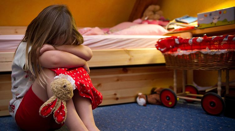Fast 50 Kinder werden in Deutschland pro Tag misshandelt oder sexuell missbraucht.