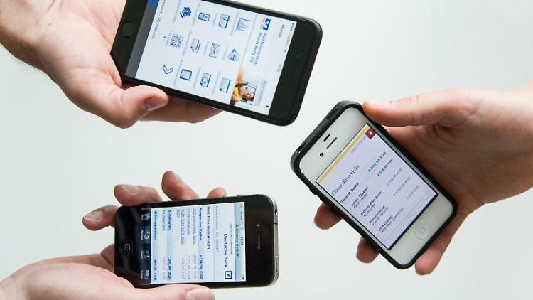 Smartphone raus und mal eben Geld überweisen? Banking-Apps machen das möglich. Aber welche sind gut?