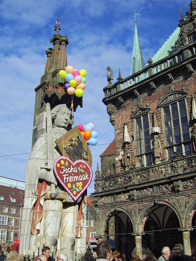 Selbst der Roland auf dem Bremer Marktplatz feiert mit - die Ritterfigur bekommt dann ihr eigenes Lebkuchenherz.