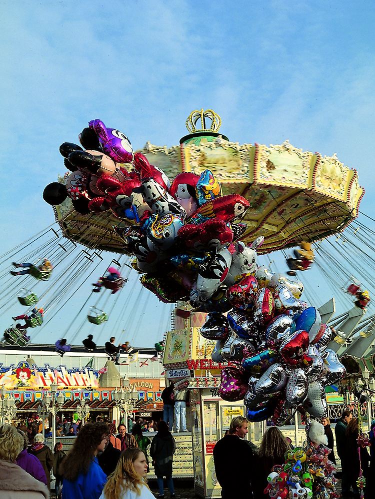 Volle Fliehkraft voraus: nicht nur im Kettenkarussel steigt bei Freimarktbesuchern der Adrenalinspiegel.