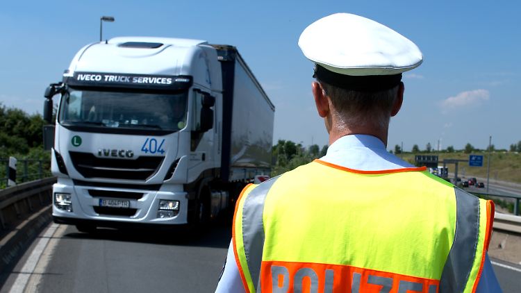 Eigentlich sollen Zoll-Beamte Lkw aus dem Ausland in Sachen Mindestlohn überprüfen.