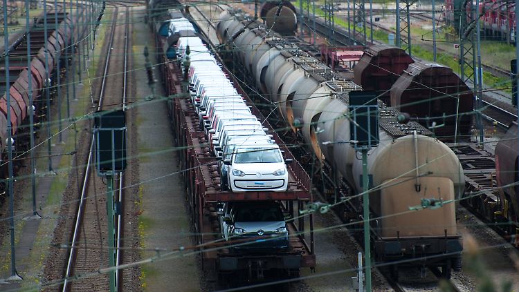 Güterwagons stehen auf dem Rangierbahnhof Maschen (Niedersachsen) auf den Gleisen.